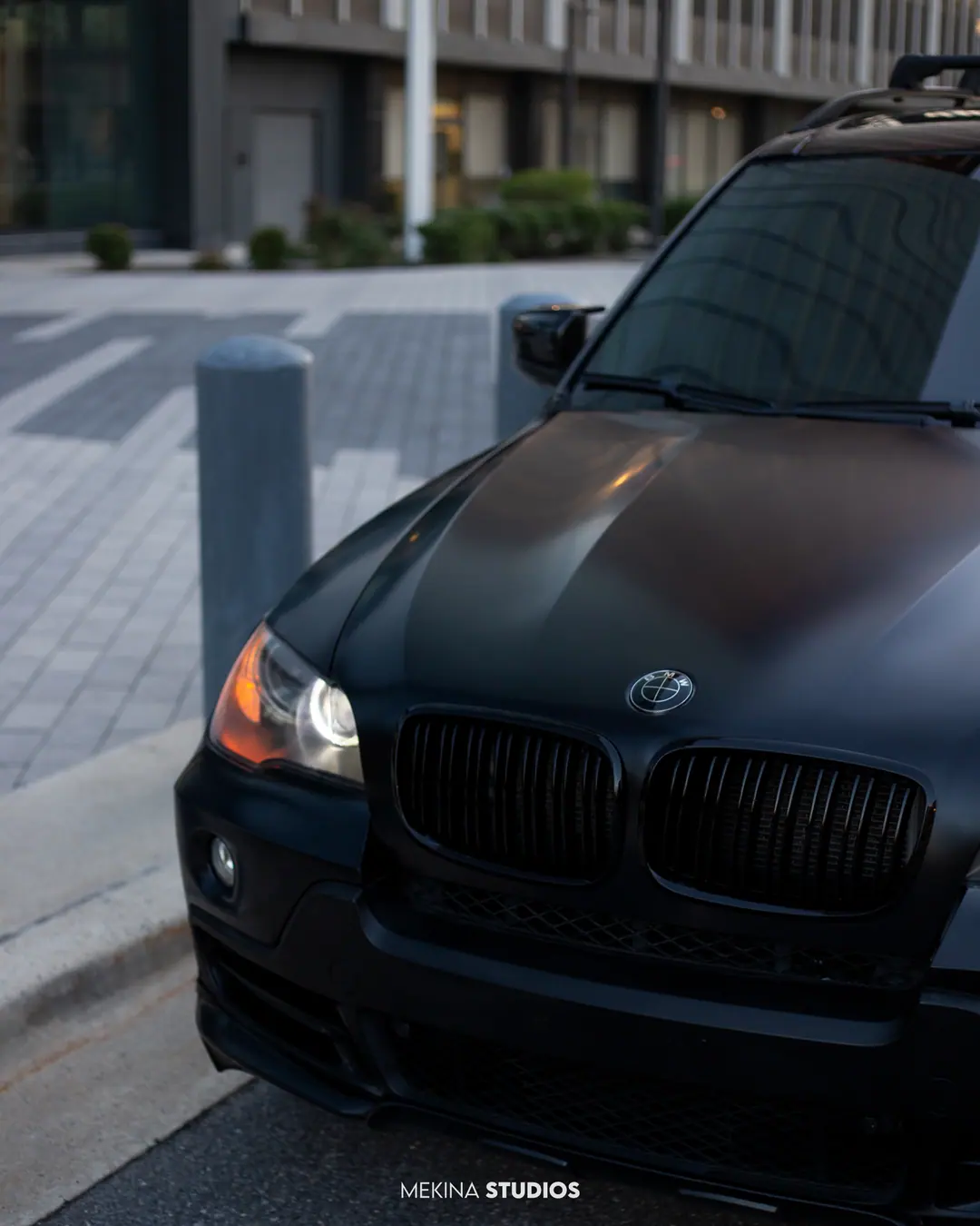 2008 BMW X5 — Wrap in Satin Black — frame 4